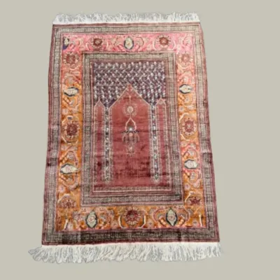 Red Traditional Runner – A narrow traditional rug with rich red tones and intricate detailing, ideal for hallways and entryways.