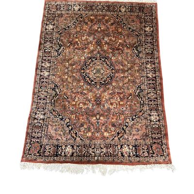 Warm Traditional Area Rug – Detailed Central Medallion