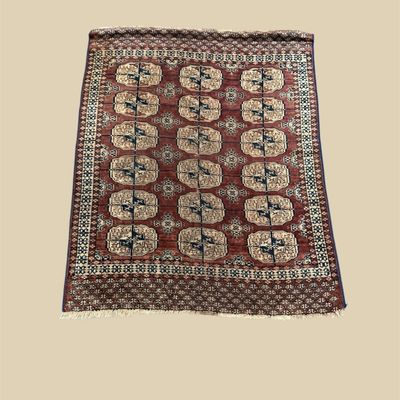 Dark Traditional Rug – Repeating Medallion Pattern
