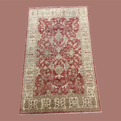 Pink Traditional Area Rug – Soft pink tones and intricate floral detailing give this rug a distinctive and elegant character.