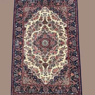 Ornate Traditional Medallion Rug – Intricate floral detailing and a dramatic central medallion create a sophisticated, classic design.