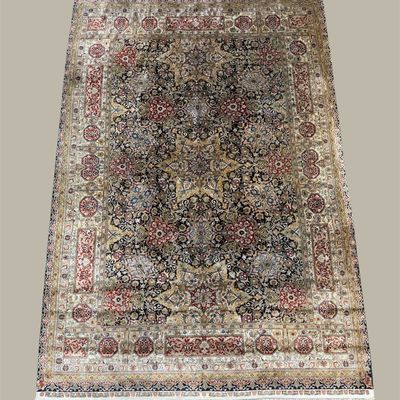 Soft-Toned Traditional Rug – Detailed Floral Pattern
