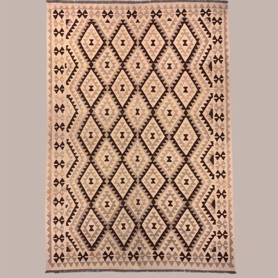 Ivory & Black Geometric Rug – Clean Diamond Pattern