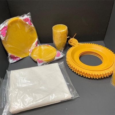 Sale Photo Thumbnail #59: Lot # : 551 - Yellow Vintage Picnic Ware Set
