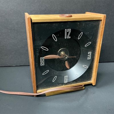 Sale Photo Thumbnail #2: Lot # : 507 - Vintage MCM Electric Clock
