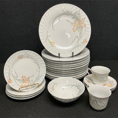 Sale Photo Thumbnail #15: Lot # : 502 - Floral China Pieces w/Storage Covers
