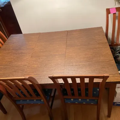 Contemporary dining table and 4 chairs with extra upholstery for seats
