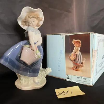 Lladro figurine linda con capazo with box