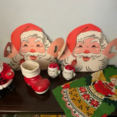 Small lot of vintage christmas decor