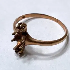 Vintage ring missing stones