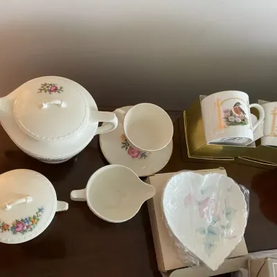 Small lot of various ceramics including a teapot