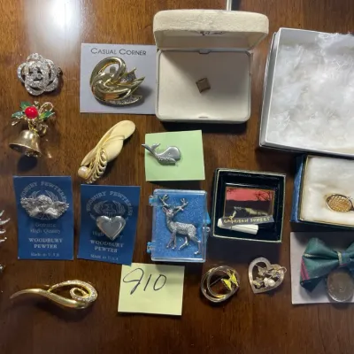Lot of vintage brooches and pins