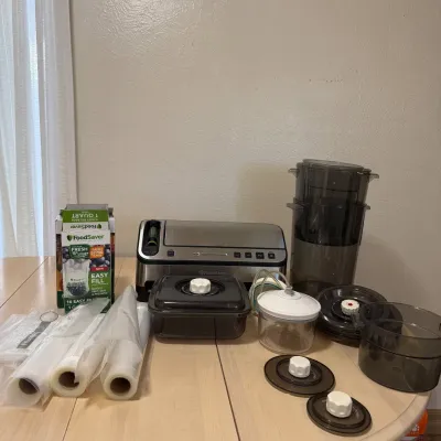 Hk foodsaver vacuum sealer with multiple accessories and storage bags