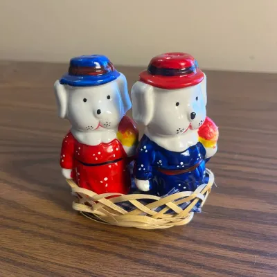 K dog couple salt and pepper shakers with woven basket