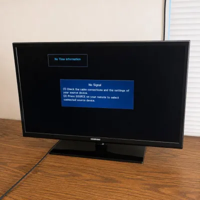 E samsung un32eh4003f flat screen tv powers on as is