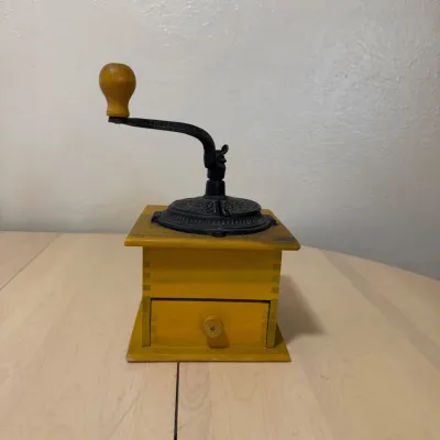 Ld 1940s vintage hand crank coffee grinder