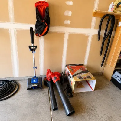 g  Black & Decker Leaf Hog Performance Blower/Vac and 24V Snow Joe Electric Snow Shovel set.jpg
