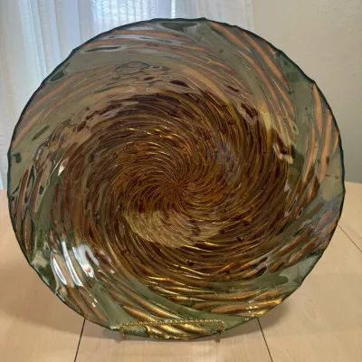 Lk elegant decorative swirl glass plate with gold stand