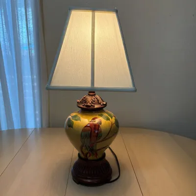 Ld ceramic table lamp with hand painted parrot design