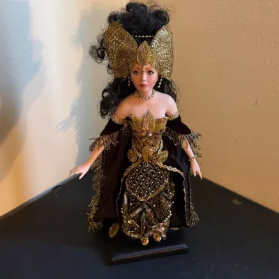 B 1999 tori artist doll the doll collector s choice 19 inch tall