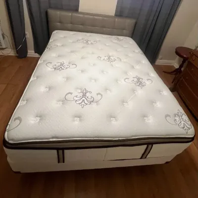Stearns & Foster Estate Fiona Luxury Plush Euro Pillowtop Queen Mattress and Frame 62.5 x 5 x 40.5