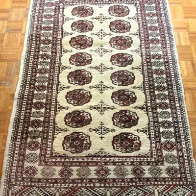 Traditional Pattern Area Rug – Approx. 4’ x 6’