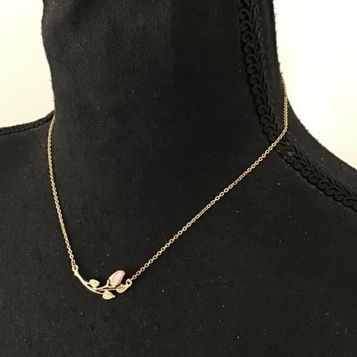 Beautiful vintage 1928 rose, porcelain flower necklace excellent condition