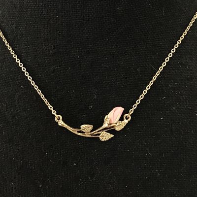 Beautiful vintage 1928 rose, porcelain flower necklace excellent condition