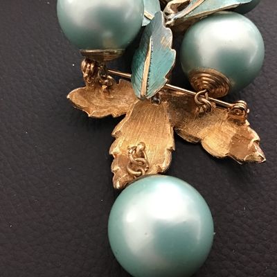 Gorgeous Excellent Condition Vintage SatinEnamel Pale Aqua Gold Tone Accent Statement Cluster Berries