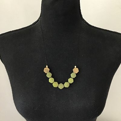 Beautiful, green, vibrant stone wire necklace