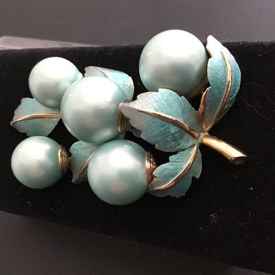 Gorgeous Excellent Condition Vintage SatinEnamel Pale Aqua Gold Tone Accent Statement Cluster Berries