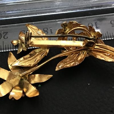 Beautiful Vintage Rhinestone Enamel Brooch