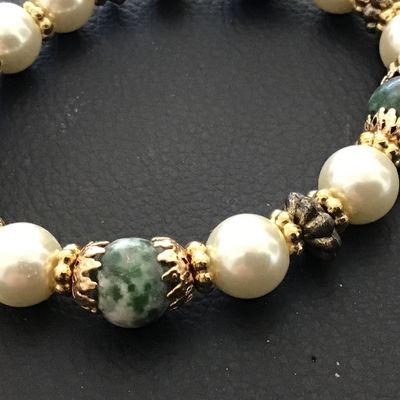 Vintage Stretch Bracelet Glass like pearl Green Stones