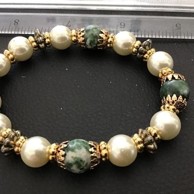 Vintage Stretch Bracelet Glass like pearl Green Stones