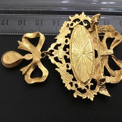 Avon Fashion Brooch
