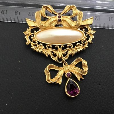 Avon Fashion Brooch