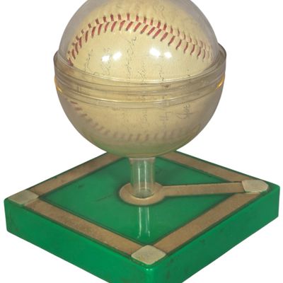 Vintage New York Yankees Souvenir Facsimile Signature Baseball in Period Plastic Diamond Stand
