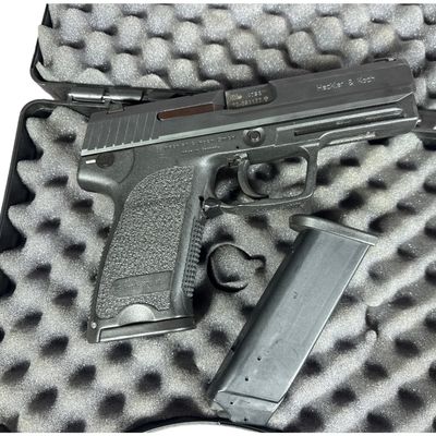** Heckler and Koch USP Semi-Automatic Pistol .40 S&W with 4 Inch Barrel 2004