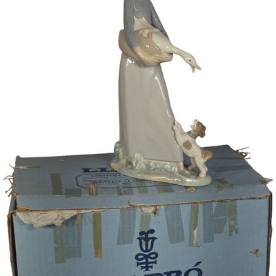 Lladro Girl with Goose and Dog Porcelain Figurine Model 1035