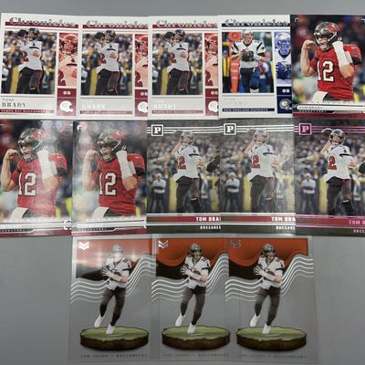 (13) Tom Brady Football Cards