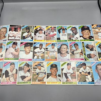 (25+) 1966 Topps Baseball Cards - Varying Conditions