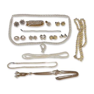 22pc Collection of Vintage Faux Pearl Jewelry