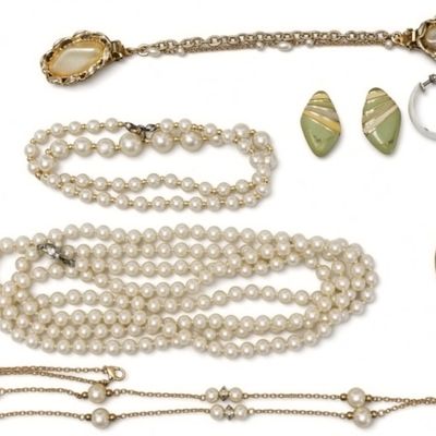 Sale Photo Thumbnail #273: Classic Vintage Faux Pearl Estate Jewelry Lot