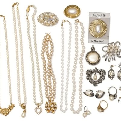 Sale Photo Thumbnail #331: Vintage Faux Pearl & Costume Jewelry Lot