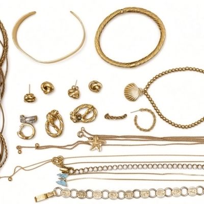 Sale Photo Thumbnail #276: Classic Vintage Gold-Tone Jewelry Lot