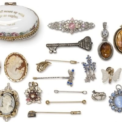 Sale Photo Thumbnail #293: Vintage Estate Vanity & Jewelry Lot