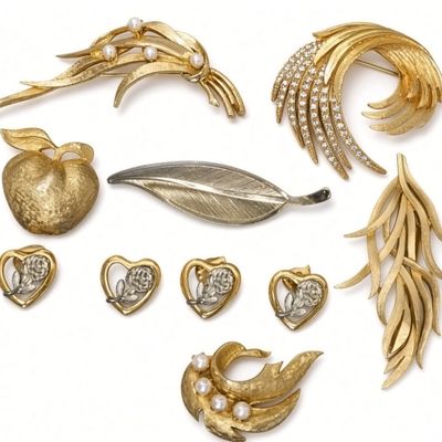Sale Photo Thumbnail #338: Mixed Vintage Gold-Tone Floral & Leaf  Brooch Lot