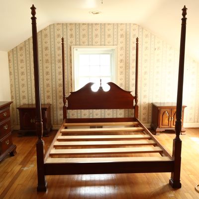 Sale Photo Thumbnail #108: Traditional Mahogany Finish Four-Poster Queen Bed with Pediment Headboard