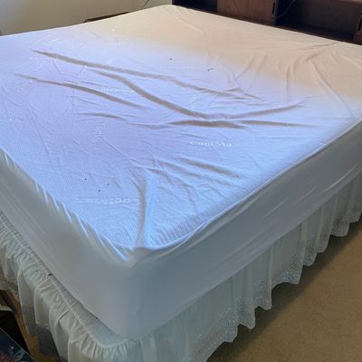 Sale Photo Thumbnail #319: King bed with headboard
