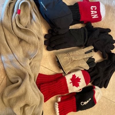 Sale Photo Thumbnail #347: Gloves and mitts